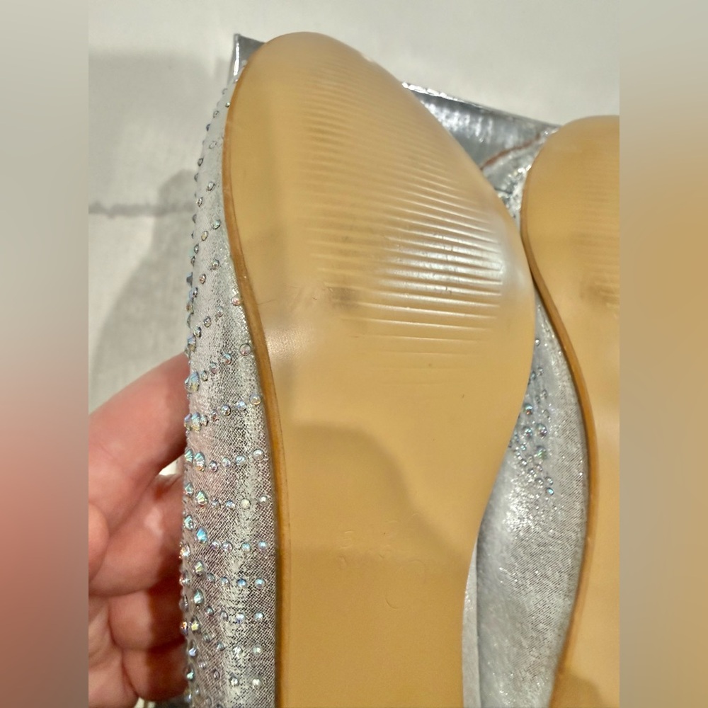 Badgley Mischka Silver Girls Dress Shoes-Size 4 - Picture 10 of 13